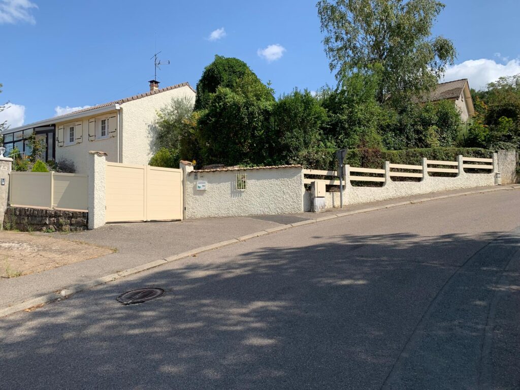 Ensemble de la clôture beige et du portail châtillon-sur-Chalaronne