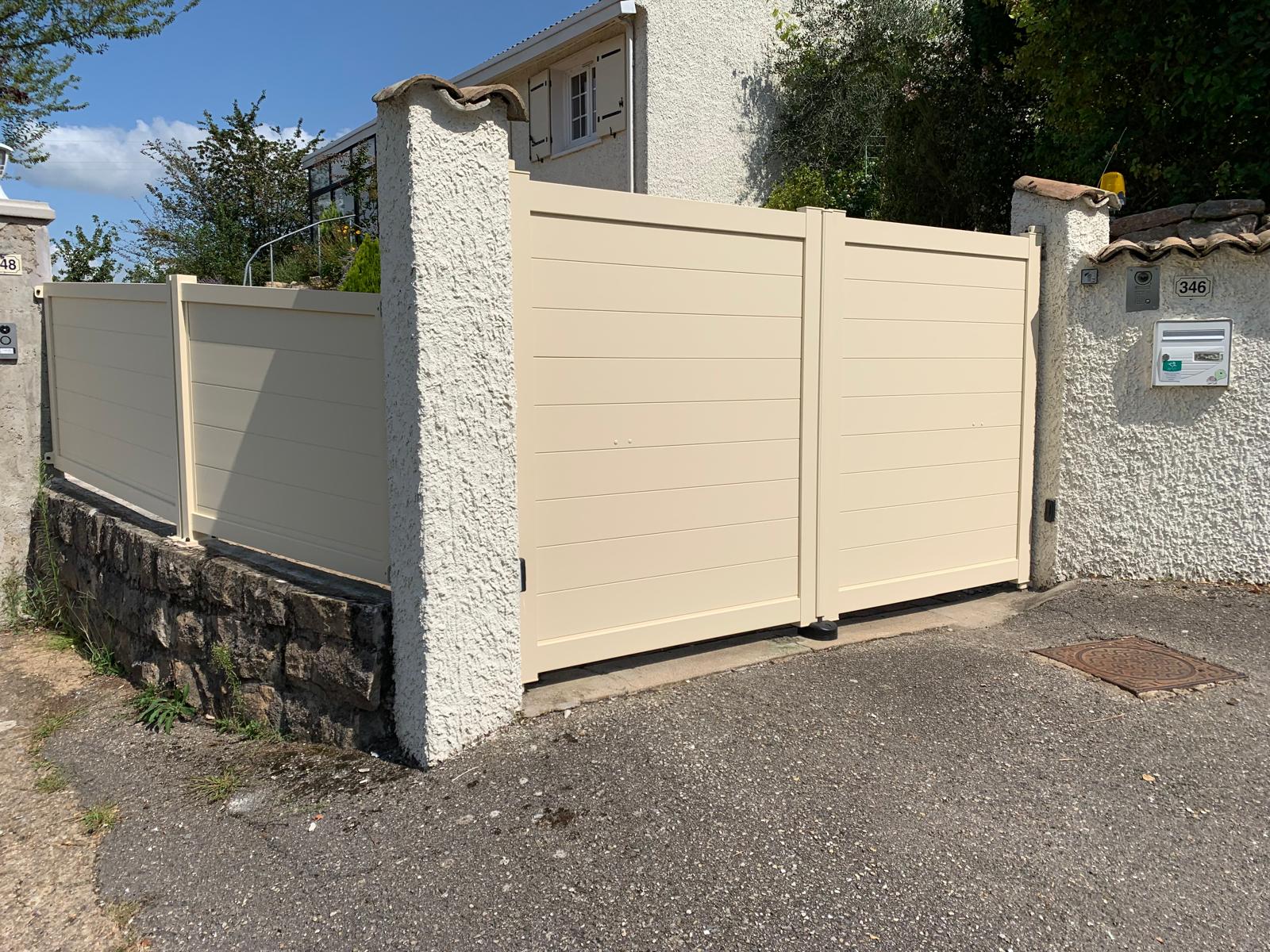 Entrée vue côté rue avec portail alu beige et clôture à Châtillon